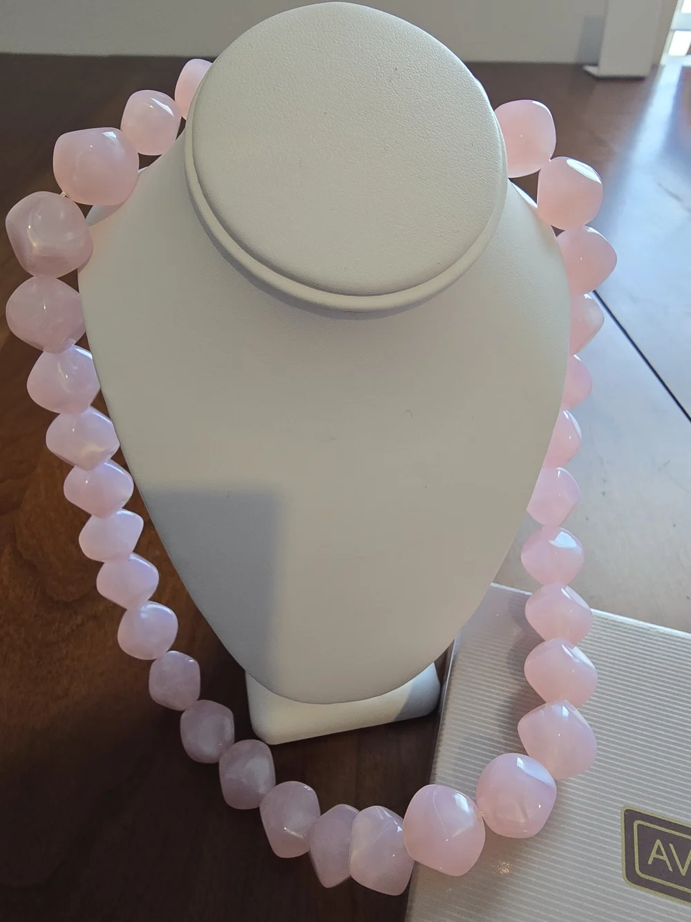 Avon Vintage Pink 💕 Rose Quartz Bead Statement Necklace with Originsl Box! - Picture 3 of 8